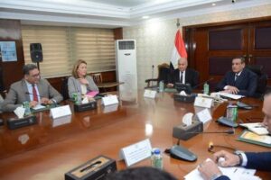 وزير التنمية المحلية يبحث مع وفد البنك الدولى ملف التنمية الإقتصادية بصعيد مصر