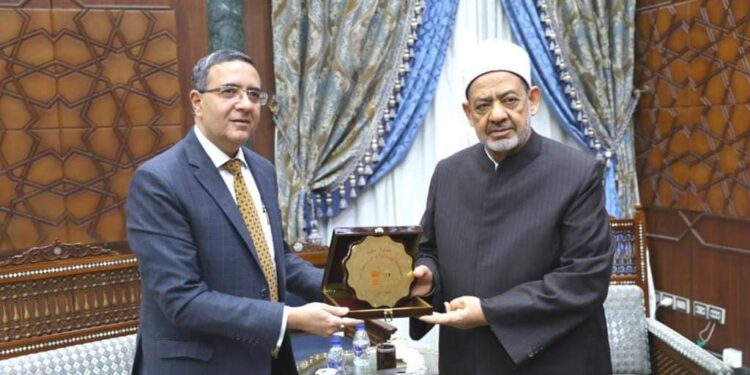 شيخ الأزهر وسفير الهند يناقشان تعزيز العلاقات العلمية والثقافية وتبادل الزيارات
