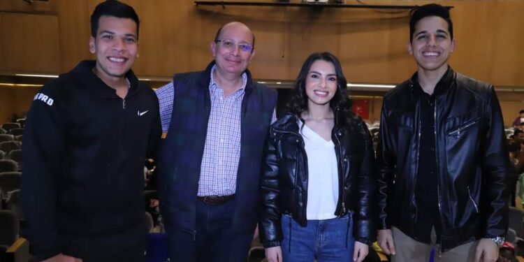 كارمن سليمان تفاجئ كورال جامعة عين شمس” كورال أون” بحضور خاص لإحدى البروڤات