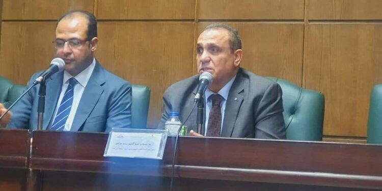 مركز بحوث الشرق الأوسط يعقد سادس حلقات الدورات التثقيفية “أبجديات السياسة والقانون” بكلية التجارة