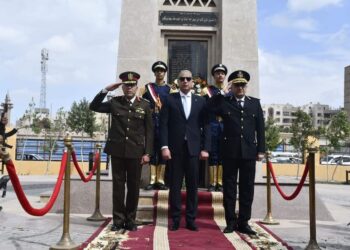 محافظ الفيوم يضع إكليلا من الزهور على النصب التذكاري بميدان قارون