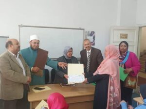 شبيطه عضو اللجنة القانونية بإتحاد الجمعيات الاهلية يشارك رئيسة حي العجمي في تكريم الام المثالية