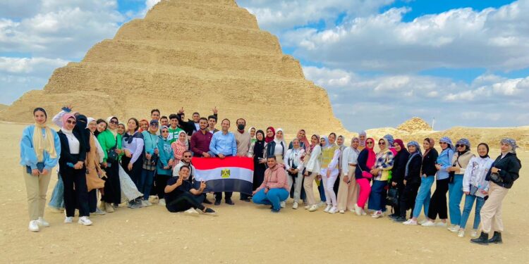 طلاب آثار دمنهور يرفعون علم مصر ويروجون للسياحة خلال زيارتهم العلمية لآثار سقارة