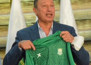 مصيلحي نيابة عن الجميع يدعو للخطيب بالشفاء