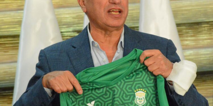 مصيلحي نيابة عن الجميع يدعو للخطيب بالشفاء