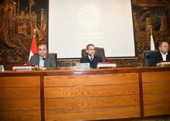 محافظ الغربية يناقش معدلات تنفيذ مشروعات الرصف والخطة الإستثمارية