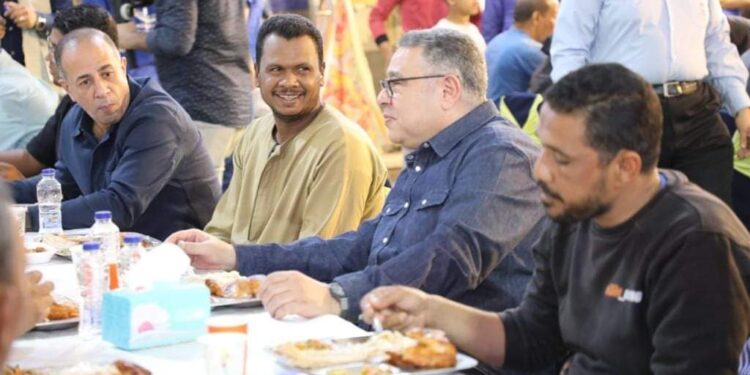 محافظ البحر الأحمر يتناول الافطار على مائدة رحمن مسيحية