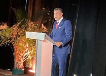 وزير السياحة والآثار يعقد مؤتمراً صحفياً دولياً