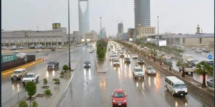 هطول أمطار رعدية غزيرة متوسطة بدء من الجمعة حتي الثلاثاء بالسعودية