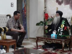 مطران دشنا يستقبل وكيل وزارة التعليم بقنا للتهنئة 