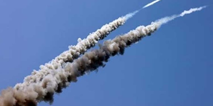 الجيش الإسرائيلي يعلن إطلاق 3 صواريخ من سوريا