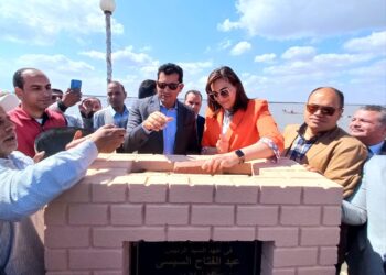 وزير الشباب والرياضة ونائب محافظ البحيرة يفتتحان حمام السباحة وملعب كرة القدم بنادى المعدية الرياضى بمركز إدكو بتكلفة 11 مليون جنيه