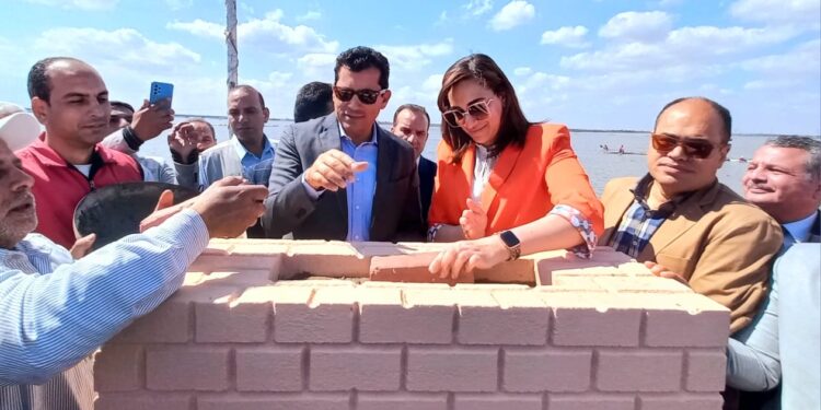 وزير الشباب والرياضة ونائب محافظ البحيرة يفتتحان حمام السباحة وملعب كرة القدم بنادى المعدية الرياضى بمركز إدكو بتكلفة 11 مليون جنيه