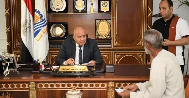 محافظ قنا يستقبل عدد من المواطنين بمكتبه لبحث شكواهم