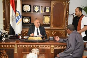 محافظ قنا يستقبل عدد من المواطنين بمكتبه لبحث شكواهم