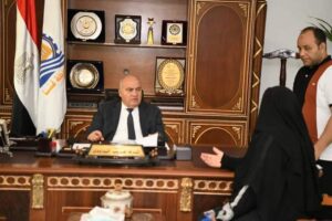 محافظ قنا يستقبل عدد من المواطنين بمكتبه لبحث شكواهم