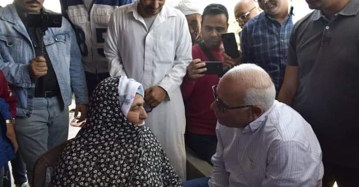 محافظ بورسعيد يزور فلاحة بسهل الطينة