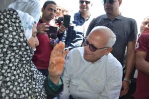 محافظ بورسعيد يزور فلاحة بسهل الطينة