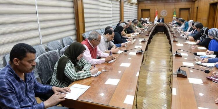 مختار يعقد اجتماعا مع مديري عموم الإدارات التنفيذية