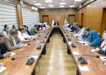 محافظ الدقهلية يعقد اجتماعا مع مديري الإدارات التنفيذية