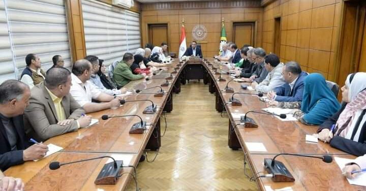محافظ الدقهلية يعقد اجتماعا مع مديري الإدارات التنفيذية