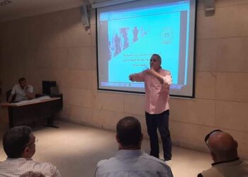 الدكتور عادل عكاشة رئيس الإدارة المركزية لآثار مصر يقوم بإلقاء محاضرة عن الاثار للوصول بصناعة السياحة 