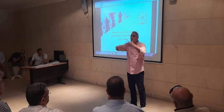 الدكتور عادل عكاشة رئيس الإدارة المركزية لآثار مصر يقوم بإلقاء محاضرة عن الاثار للوصول بصناعة السياحة 