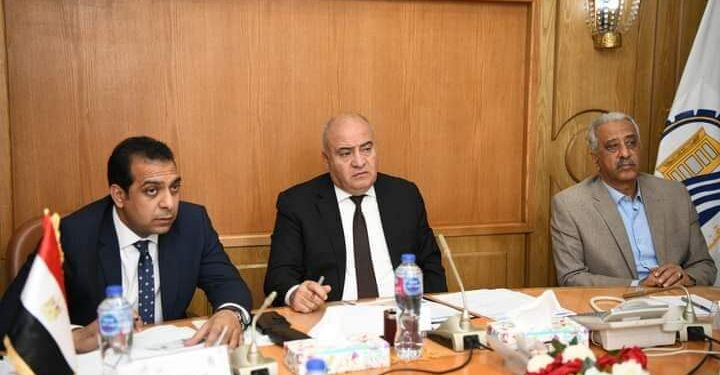 محافظ قنا يناقش الموقف التنفيذي لعدد من المشروعات القومية