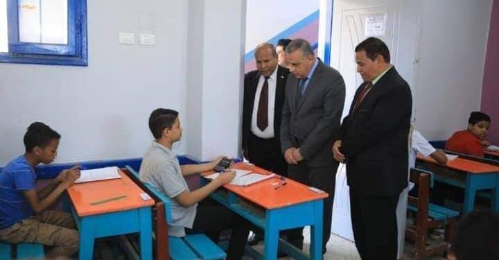 محافظ سوهاج يتفقد لجان امتحانات الشهادة الإعدادية