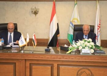 محافظ الجيزة يوقع عقود تعاون مع جهاز تنمية المشروعات