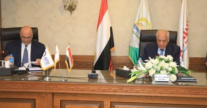 محافظ الجيزة يوقع عقود تعاون مع جهاز تنمية المشروعات