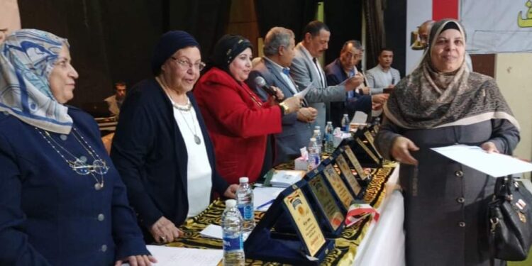 الشعب الجمهورى يحتفل بالعمال المثاليين فى القليوبية