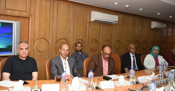 محافظ قنا يتابع الموقف التنفيذي بعدد من المشروعات الخدمية