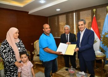 رحمي يسلم أربع عقود عمل للمواطنين عقب زيارته للدلجمون 