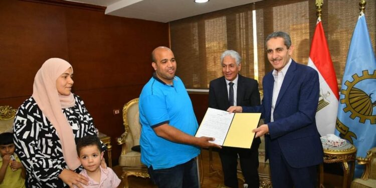 رحمي يسلم أربع عقود عمل للمواطنين عقب زيارته للدلجمون