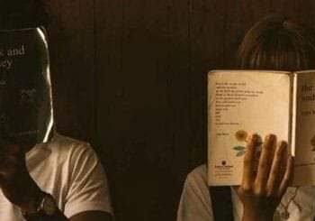 الموضة العصرية في استعراض القراءة و الكتب بالعقلية البهلوانية 