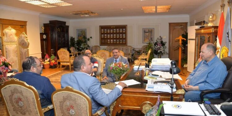 محافظ أسيوط يؤكد دعمه فتح معارض الحرف اليدوية