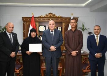 محافظ قنا يكرم الامهات المثاليات