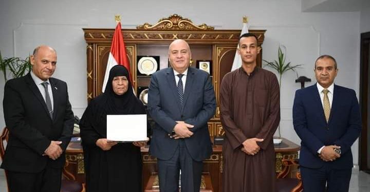 محافظ قنا يكرم الامهات المثاليات