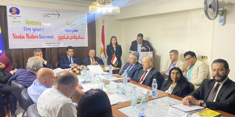 الحوار وسفارة فنزوريل ينظمان ندوة بمرور ١٠ سنوات على رئاسة مادورو بحضور سفراء أمريكا اللاتينية