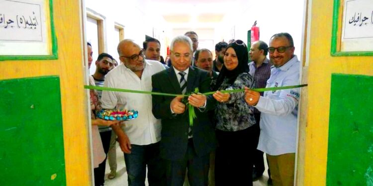 رئيس جامعة المنيا يفتتح المعارض الطلابية بفنون المنيا