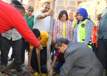 المحافظ يقوم بتجربة تطبيق “فرزاوي” لتجميع القمامة والزيوت 