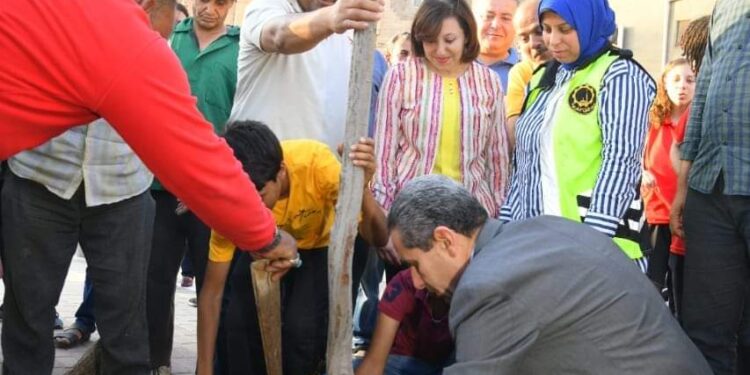 المحافظ يقوم بتجربة تطبيق “فرزاوي” لتجميع القمامة والزيوت 