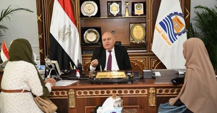 لبحث شكواهم .. محافظ قنا يواصل استقبال المواطنين بمكتبه