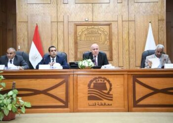 محافظ قنا يترأس اجتماع المجلس التنفيذي