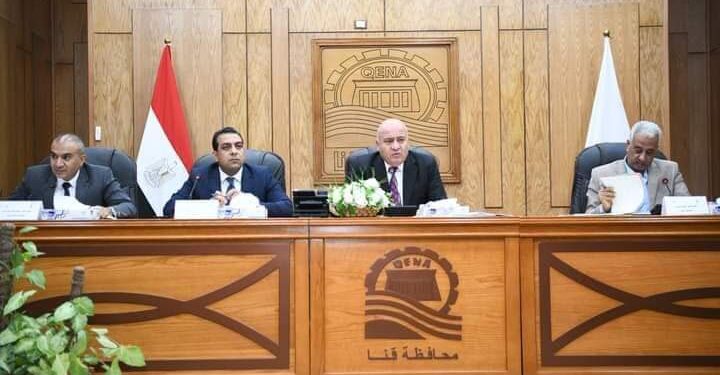 محافظ قنا يترأس اجتماع المجلس التنفيذي