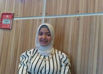 فتاة تنتقل من الغناء إلي الإنشاد الديني