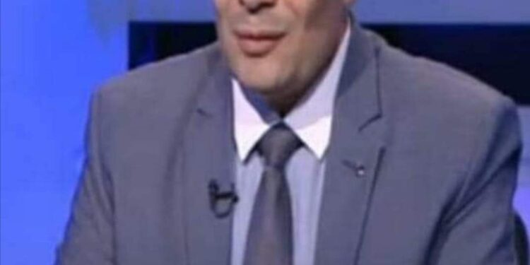 الجامعة الأمريكية للعلوم تكرم الدكتور أحمد الشامى بدرع التميز