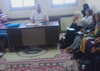 صحة ابشواى تعقد اجتماعها الأسبوعي لمناقشة تطوير مستوى الأداء للعاملين