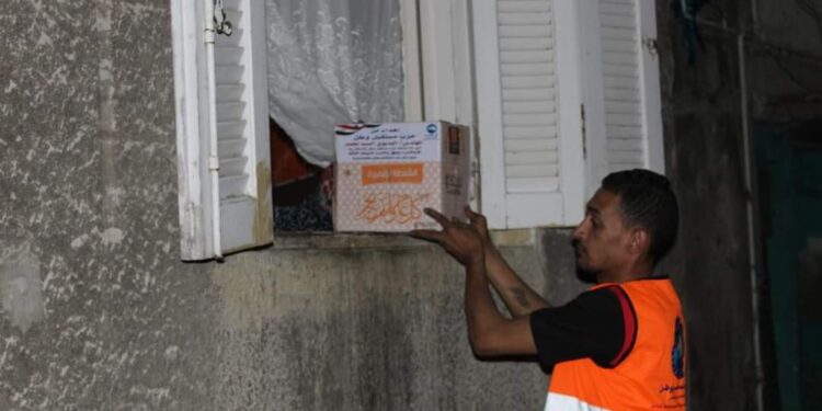 البديوي يطلق أكبر مبادرة بعنوان هدية الرئيس لتوزيع العبوات الغذائية على أهالى الجمرك والمنشية والعطارين واللبان فى الإسكندرية